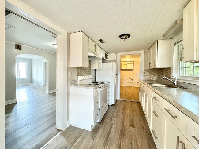 Building Photo - Renovated 2 Bedroom with Optional Third