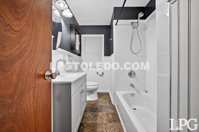 Building Photo - 667 Caswell Ave