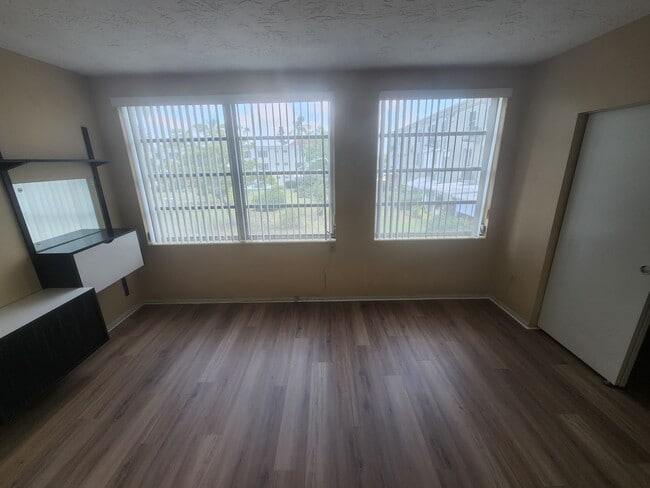 Building Photo - 1/1 condo - 55+ community