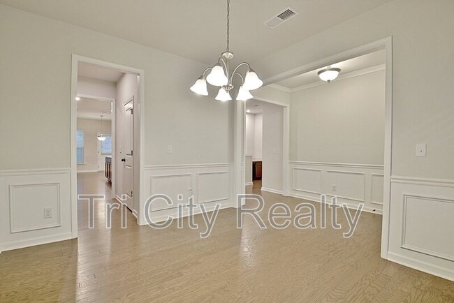 Building Photo - 504 Albertson Ave