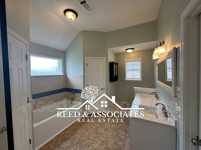 Building Photo - 3062 Valley Green Ln