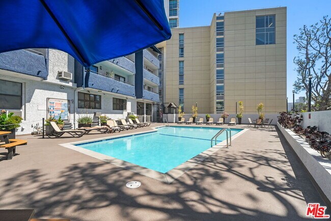 Building Photo - 10982 Roebling Ave