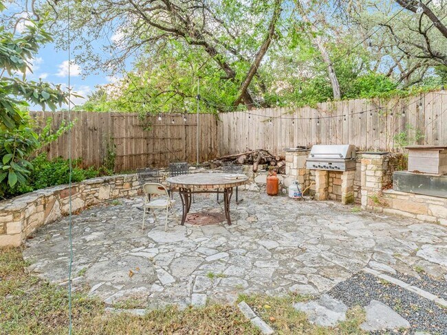 Building Photo - 404 Mulberry Dr