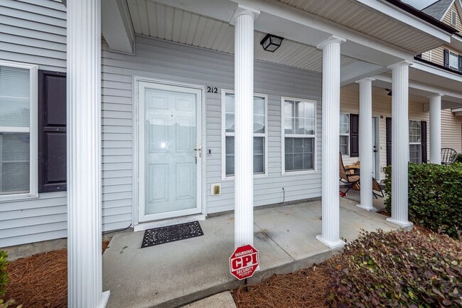 Building Photo - 3 Bedroom, 2.5 Bathroom Townhome in Lakes of Summerville - Summerville
