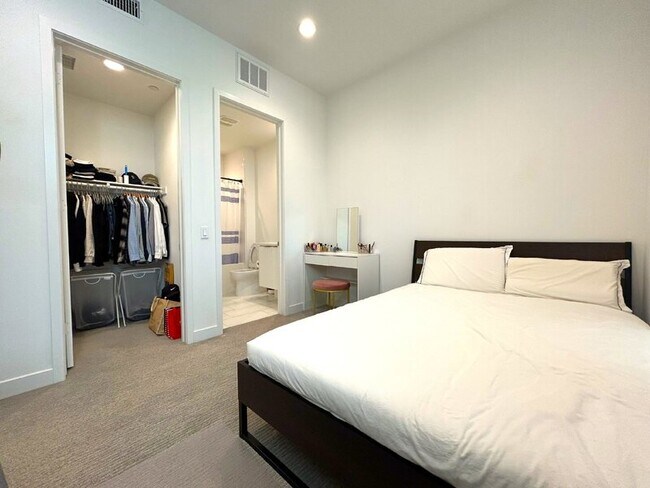 Building Photo - 10917 1/2 Otsego St