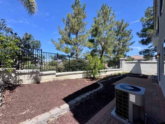 Building Photo - Beautiful 3 Bedroom two story South Temecu...