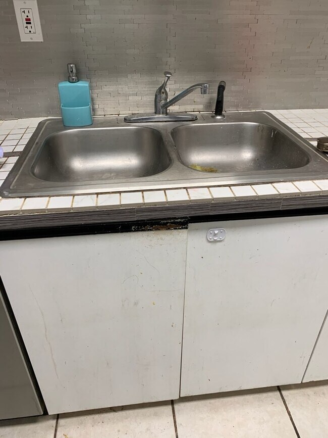 Building Photo - 2457 Collins Ave