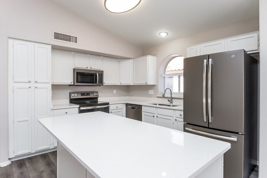 Building Photo - 4243 E Balsam Ave