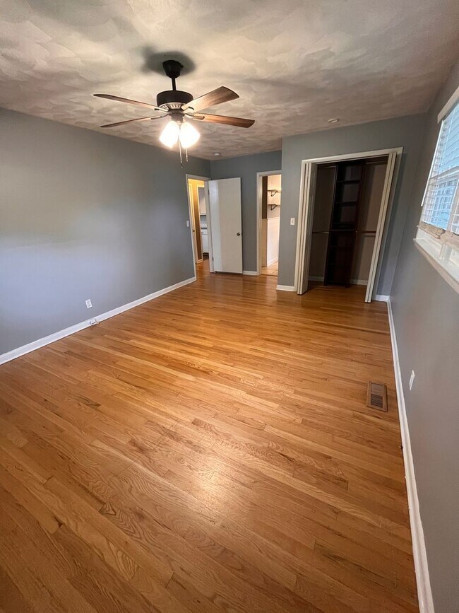 Building Photo - Upgraded 3 bed 2 bath large backyard