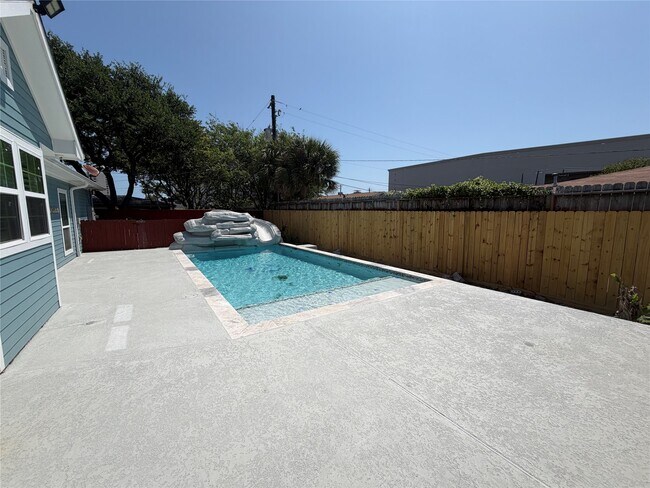 Building Photo - 5525 Swan Dr