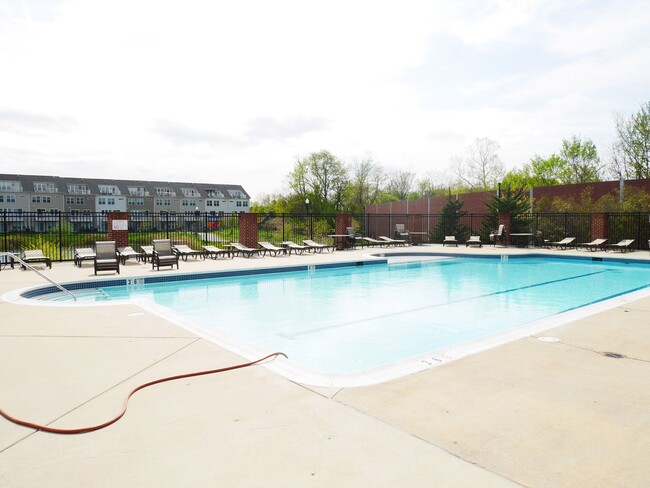 Building Photo - Stunning 3 Bedroom End Unit Townhome
