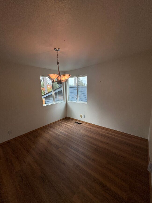 Building Photo - Fairwood Home for lease two story fenced y...