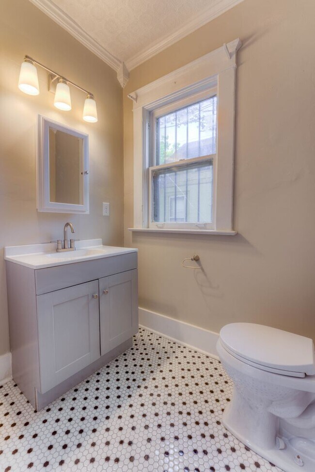 Building Photo - Updated 3 bed/1 bath - walk to Crosstown Concourse