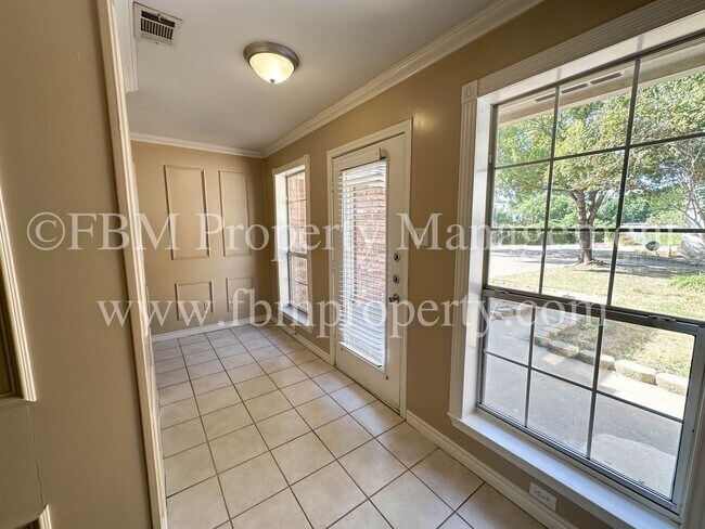Building Photo - 803 Lakeway Dr