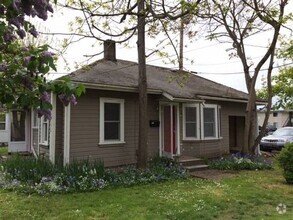 Building Photo - Cute downtown 1 bedroom house with fenced ...