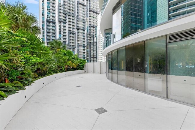 Building Photo - 300 Biscayne Blvd Way