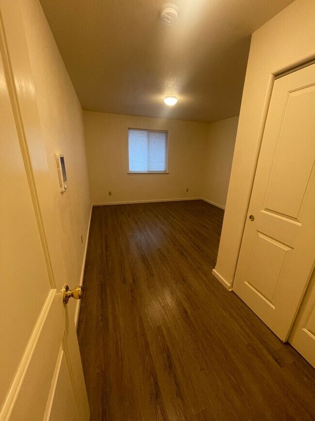 Building Photo - Convieniently located charming duplex with modern updates!