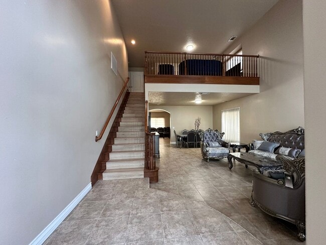Building Photo - Spacious 5-bedroom, 3-bathroom short-term ...