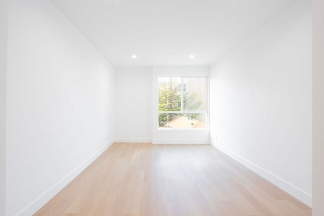 Building Photo - 1616 N Serrano Ave
