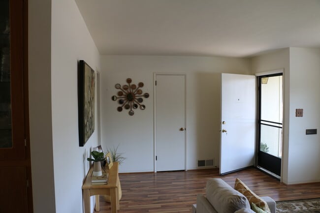 Building Photo - 2000 sq feet 5 bed 3 bath home close to Poly!!