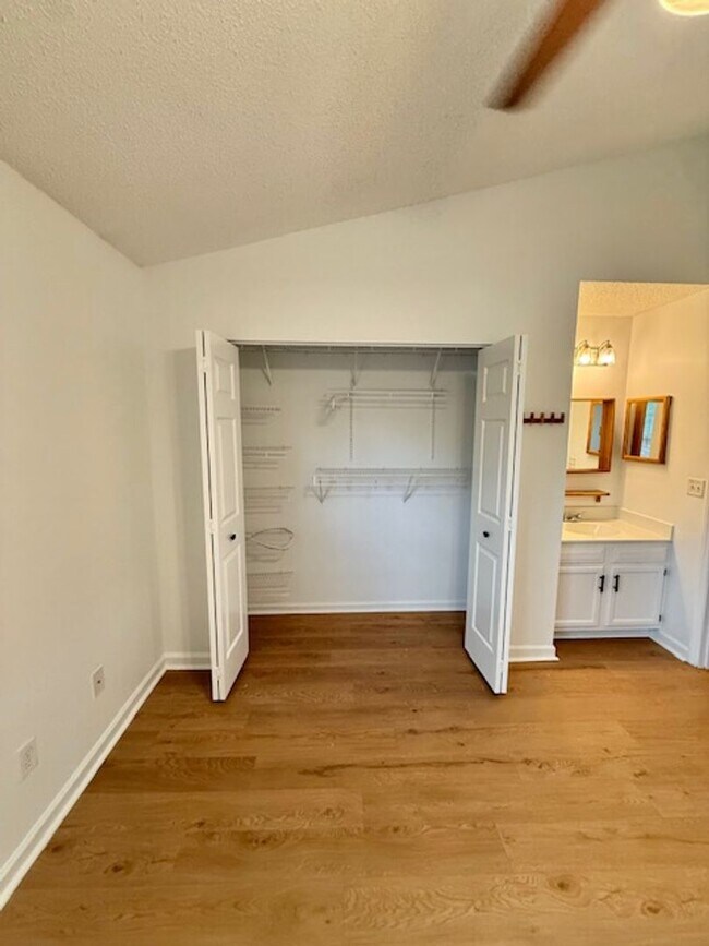 Building Photo - Fabulous Townhome in Prime Location – Comf...