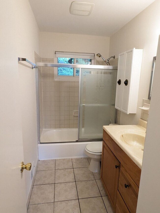 Building Photo - Split foyer SFH in established neighborhoo...