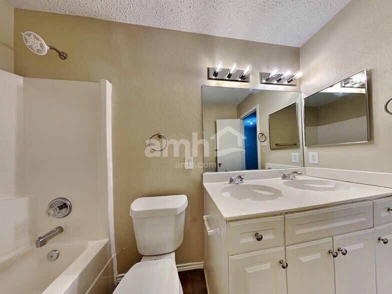 Building Photo - 3004 Cesareo Dr