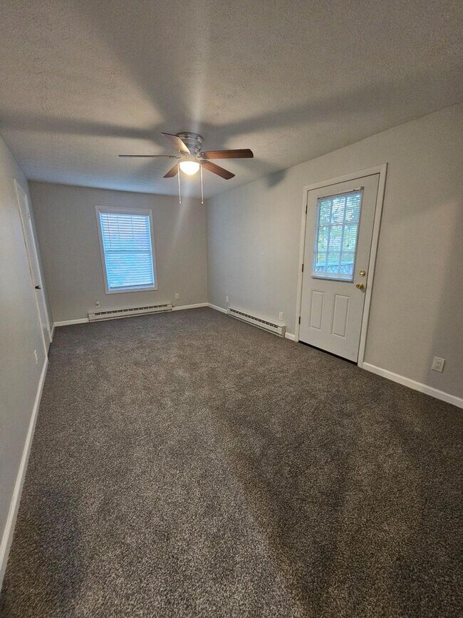 Building Photo - Spacious 3 Bedroom Single Family Home Bloomfield $2100