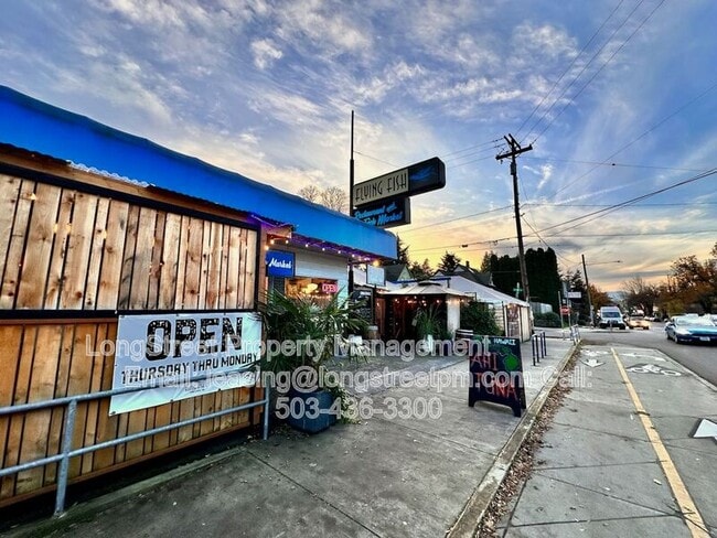 Building Photo - 121 SE 30th Pl