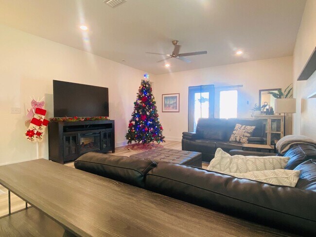 Building Photo - Spacious 4BR/2BA Home with Flexible Living Areas in Saddle Ridge