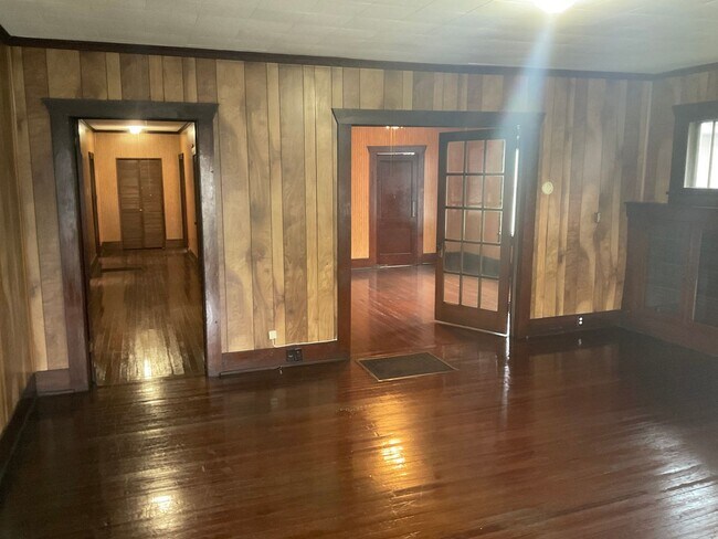 Building Photo - Move In Special Offered! PRICE REDUCED!