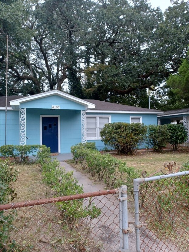 Bright and friendly 2 bedroom, 1 bath bungalow in Savannah, GA! - 4107 Crane St
