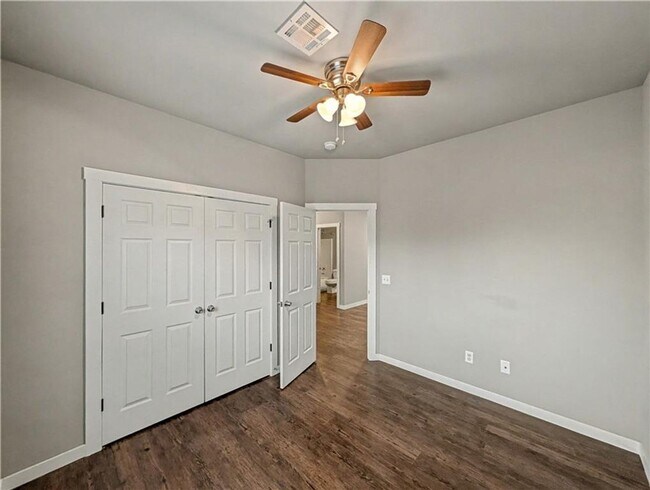 Building Photo - 862 Oakwood Ct