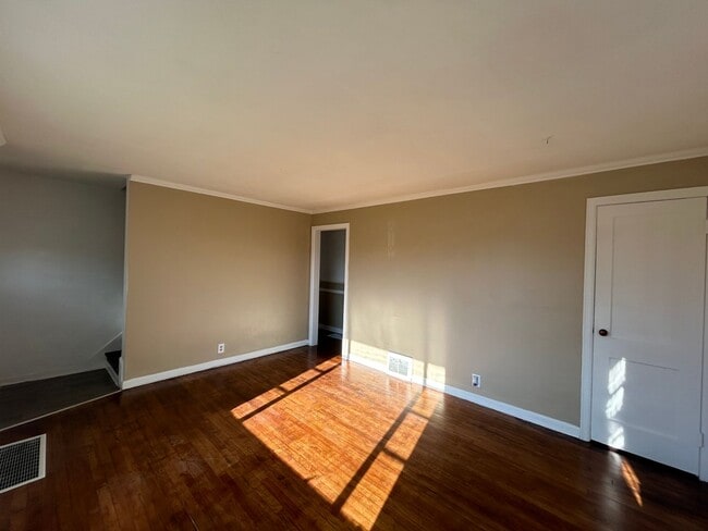 Building Photo - ** Move in Special ** Freshly Painted 3-Bedroom, 1-Bathroom Home – $1,350/Month | 1,760 Sq. Ft. |...
