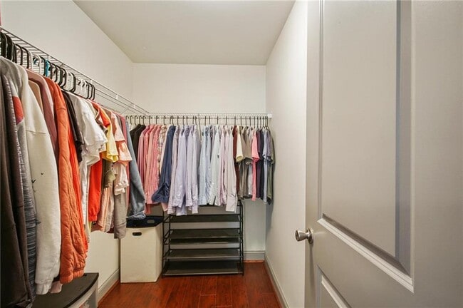 Building Photo - 1002 Madison Ln S E