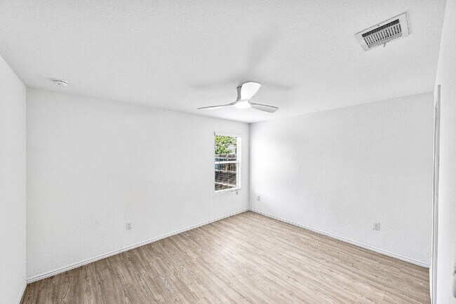 Building Photo - UP TO 1 MONTH FREE RENT!!! No Stairs, No Carpet, No Compromises.