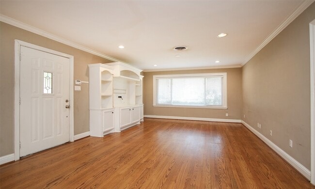 Building Photo - 4809 Saxon St