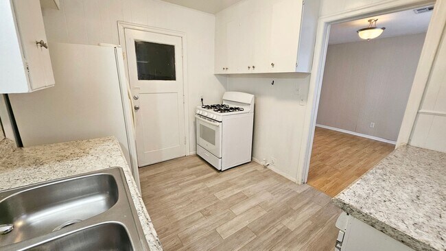 Building Photo - Nichols Hills Adj the Village Two Bed/One ...