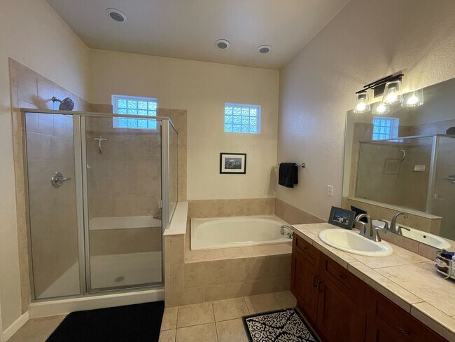 Master bathroom - 2100 N Humboldt St