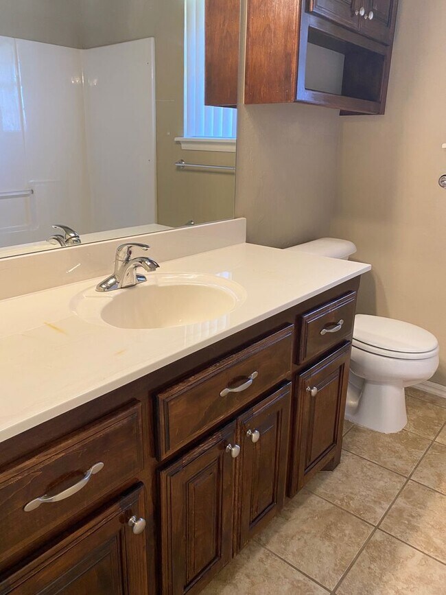 Building Photo - Beautiful Home in Southeast Moore with Storm Shelter!