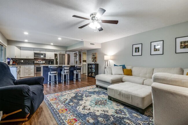 Building Photo - 1527 W Spring Creek Pkwy