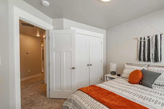 Building Photo - 380 S 3rd W