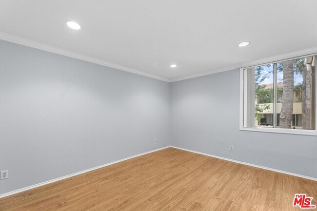 Building Photo - 5325 Newcastle Ave