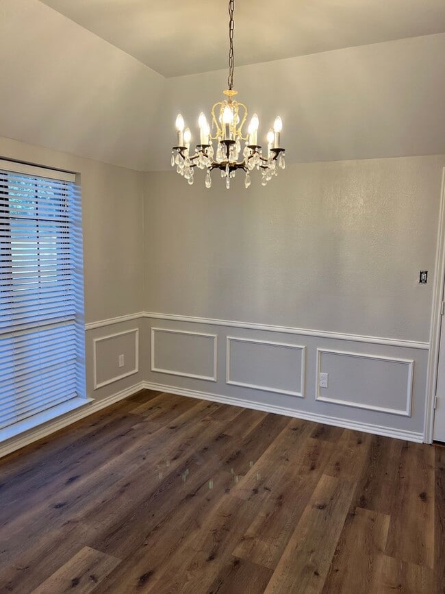 Building Photo - Stunning 4-bd 2.5 bath
