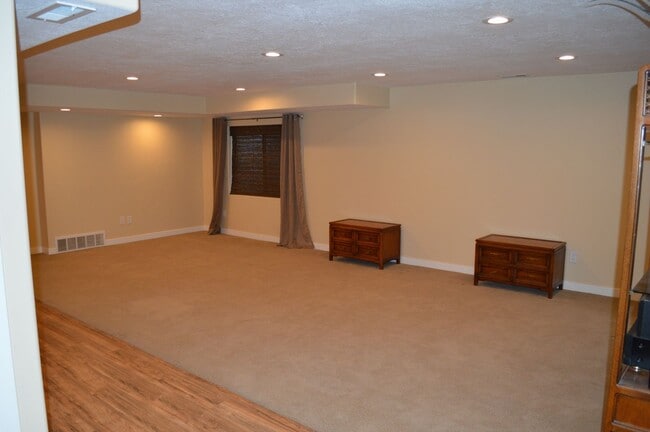 Building Photo - Luxurious 4-Bedroom Home with Mother-in-Law Suite