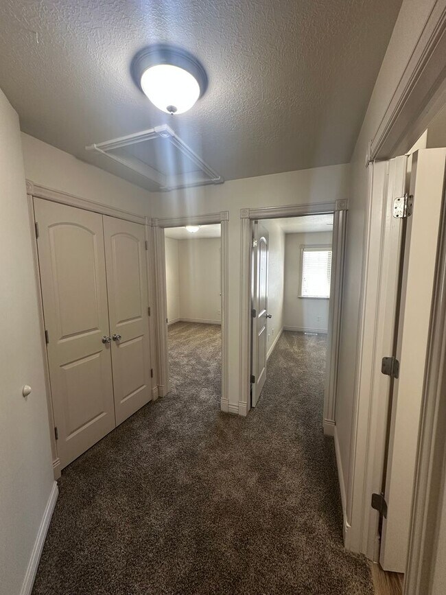 Building Photo - Modern 3 Bed, 2.5 Bath Townhouse - Excelle...