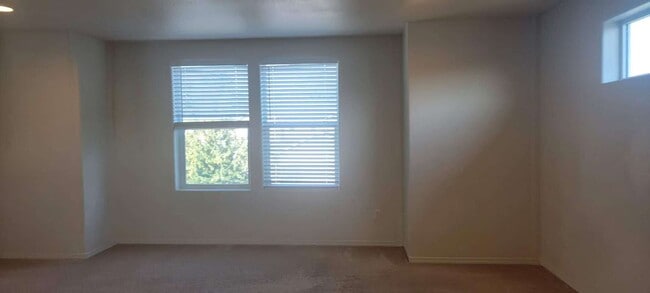 Building Photo - Master Suite and Junior Suite with its own attached bathroom