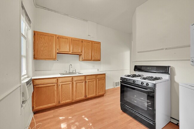 Building Photo - $1,495.00 - 1 Bedroom, 1 Bathroom, Multipl...