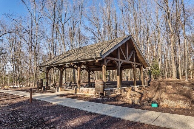 Building Photo - Massive 4 BR/2 Full BA & 2 Half BA EOG Tow...
