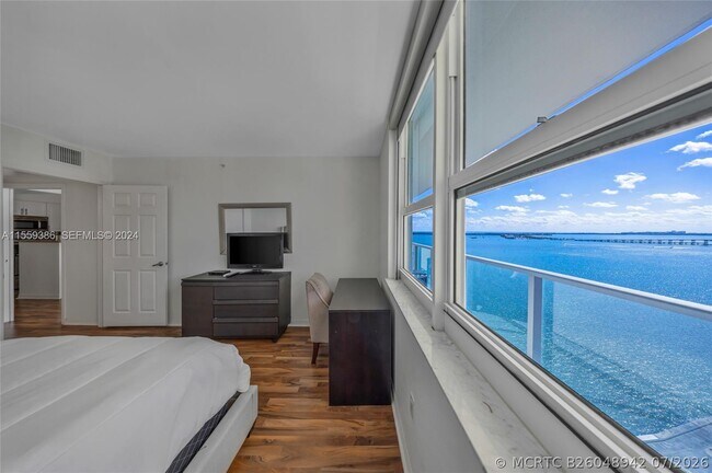 Building Photo - 1155 Brickell Bay Dr